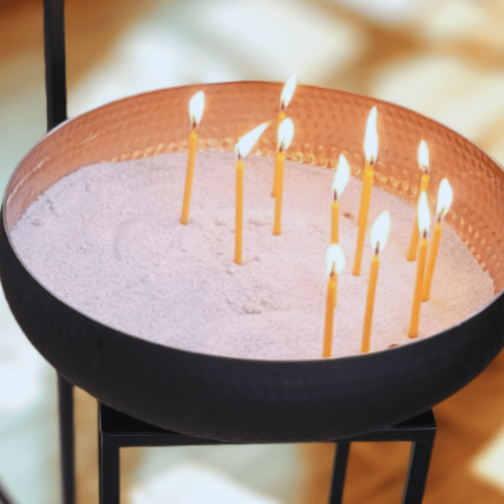 Symbolbild für Abschied: die Schwelle zum Licht die eine Trauerfeier sein kann Symbolbild für Abschied: die Schwelle zum Licht die eine Trauerfeier sein kann